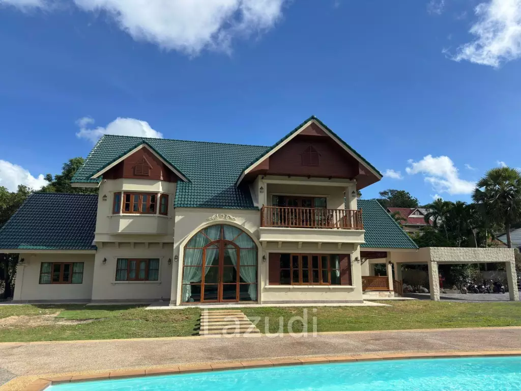 Spacious 5-Bedroom Pool Villa with Panoramic Mountain Views In Chalong