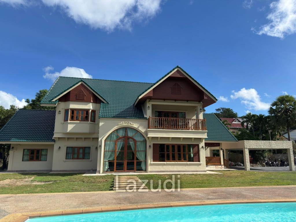 Spacious 5-Bedroom Pool Villa with Panoramic Mountain Views In Chalong