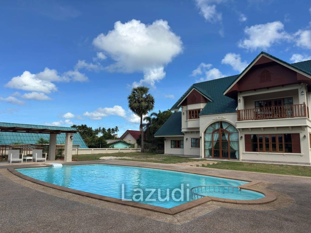 Spacious 5-Bedroom Pool Villa with Panoramic Mountain Views In Chalong