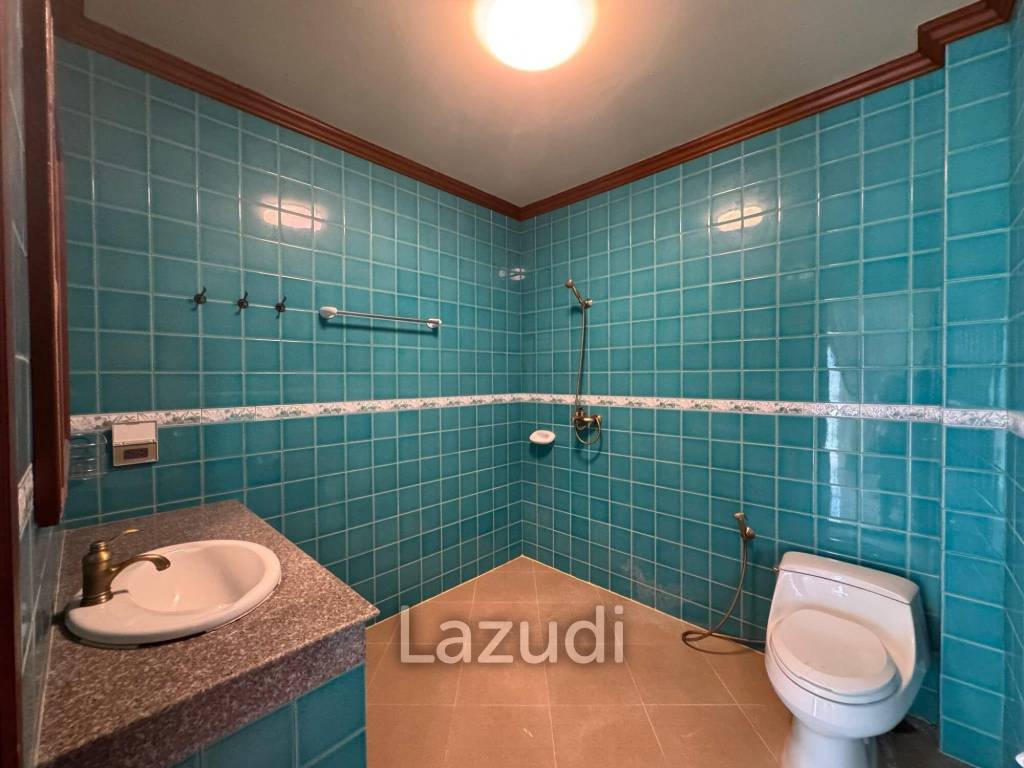Spacious 5-Bedroom Pool Villa with Panoramic Mountain Views In Chalong
