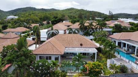 Modern 3 Bed pool villa close to Pineapple Valley golf