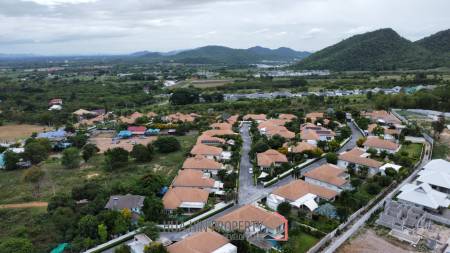 Modern 3 Bed pool villa close to Pineapple Valley golf