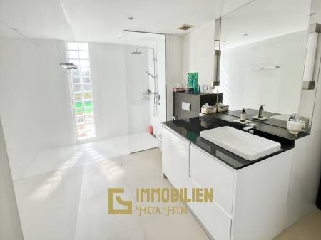 CASA DANG: Geräumige 3-Schlafzimmer-Eigentumswohnung nur 100 Meter vom Khao Takiab Strand entfernt