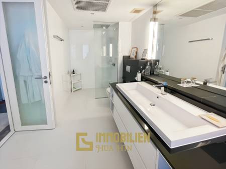 CASA DANG: Geräumige 3-Schlafzimmer-Eigentumswohnung nur 100 Meter vom Khao Takiab Strand entfernt