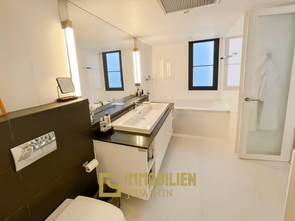 CASA DANG: Geräumige 3-Schlafzimmer-Eigentumswohnung nur 100 Meter vom Khao Takiab Strand entfernt