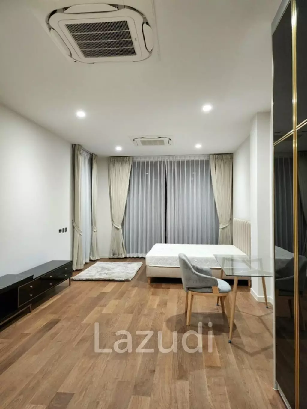 4bed 5bath maid room  552Sqm for rent at BuGaan Rama9 - Mengjai