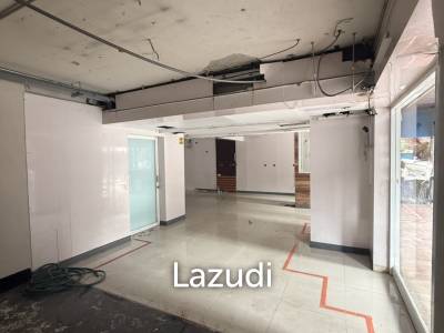 70SQM Main Road Sukhumvit 39 Retail Space 500M from Emquartier