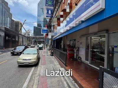 70SQM Main Road Sukhumvit 39 Retail Space 500M from Emquartier