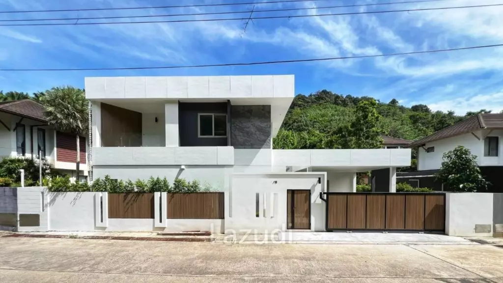 Modern 4-Bedroom Pool Villa In Kathu For Sale