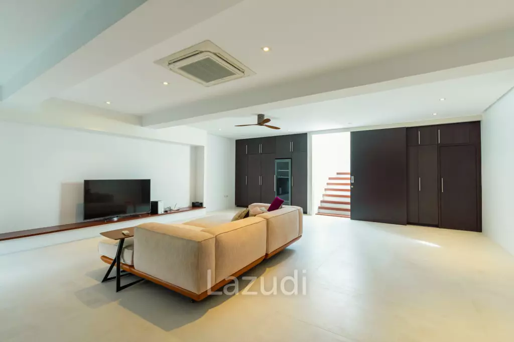 BLACK MOUNTAIN :  Luxurious 4 Storey 6 Bed Pool Villa on the Golf Course