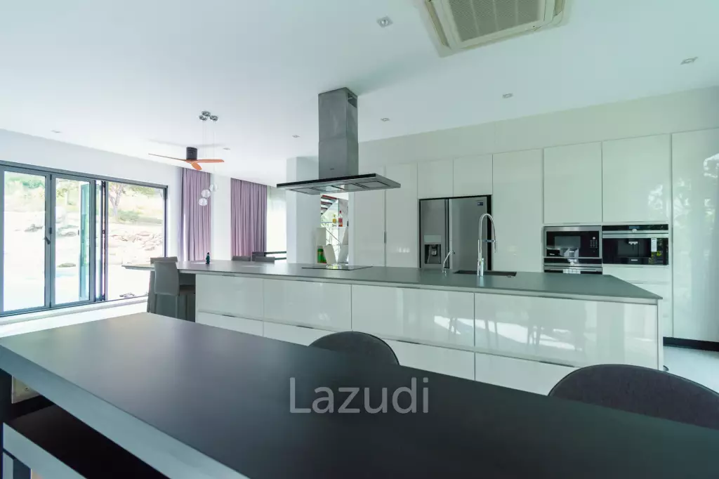 BLACK MOUNTAIN :  Luxurious 4 Storey 6 Bed Pool Villa on the Golf Course