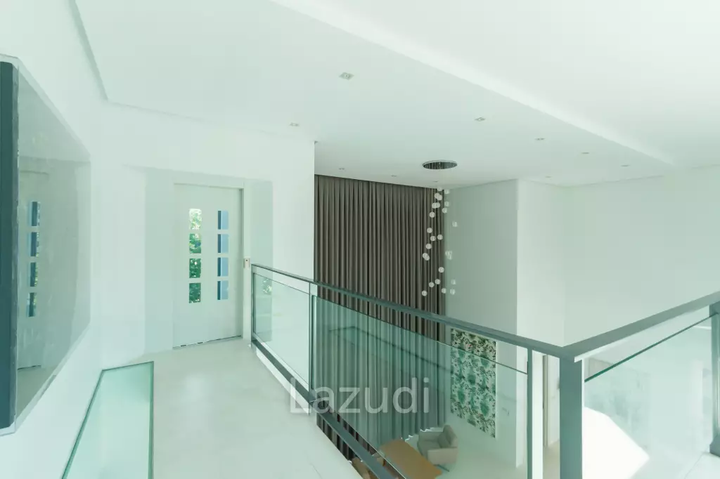 BLACK MOUNTAIN :  Luxurious 4 Storey 6 Bed Pool Villa on the Golf Course