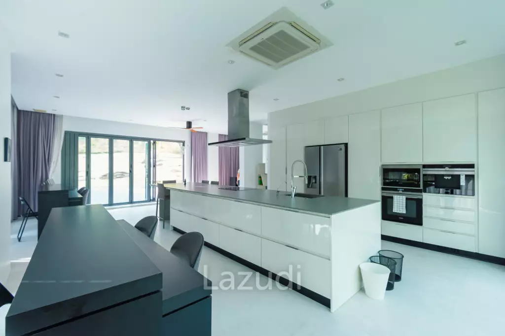 BLACK MOUNTAIN :  Luxurious 4 Storey 6 Bed Pool Villa on the Golf Course
