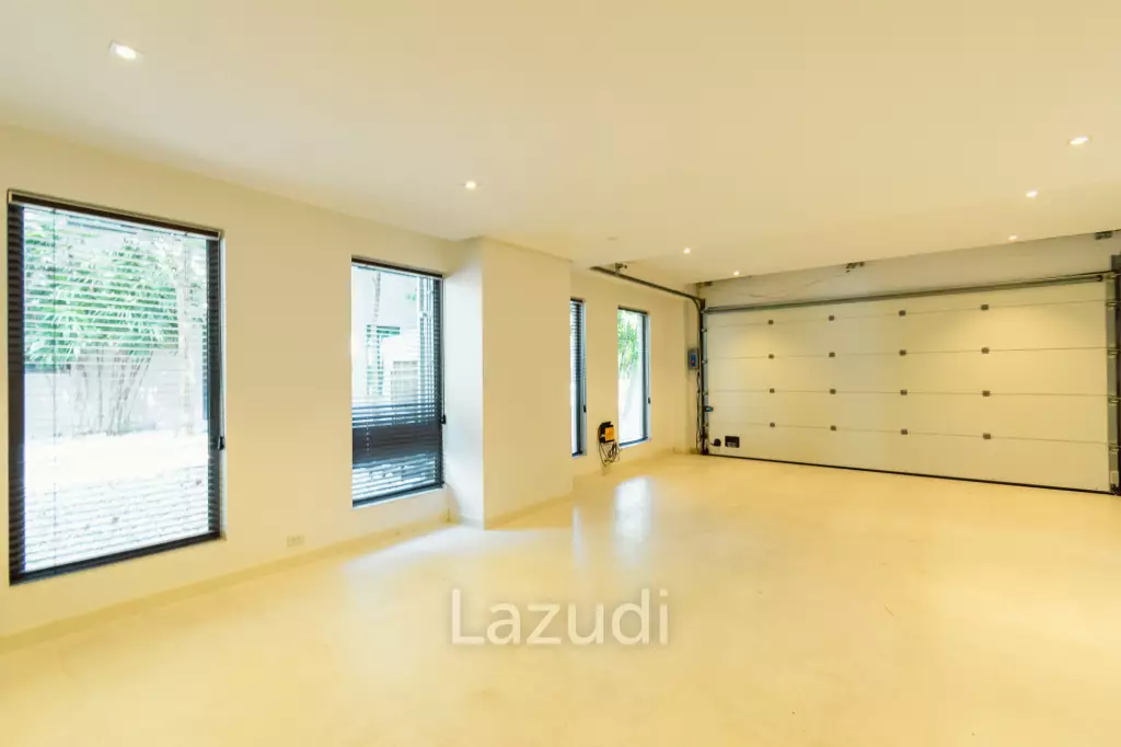 BLACK MOUNTAIN :  Luxurious 4 Storey 6 Bed Pool Villa on the Golf Course