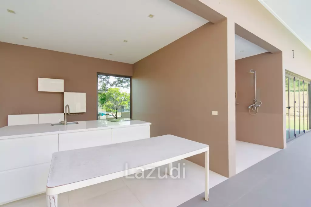 BLACK MOUNTAIN :  Luxurious 4 Storey 6 Bed Pool Villa on the Golf Course