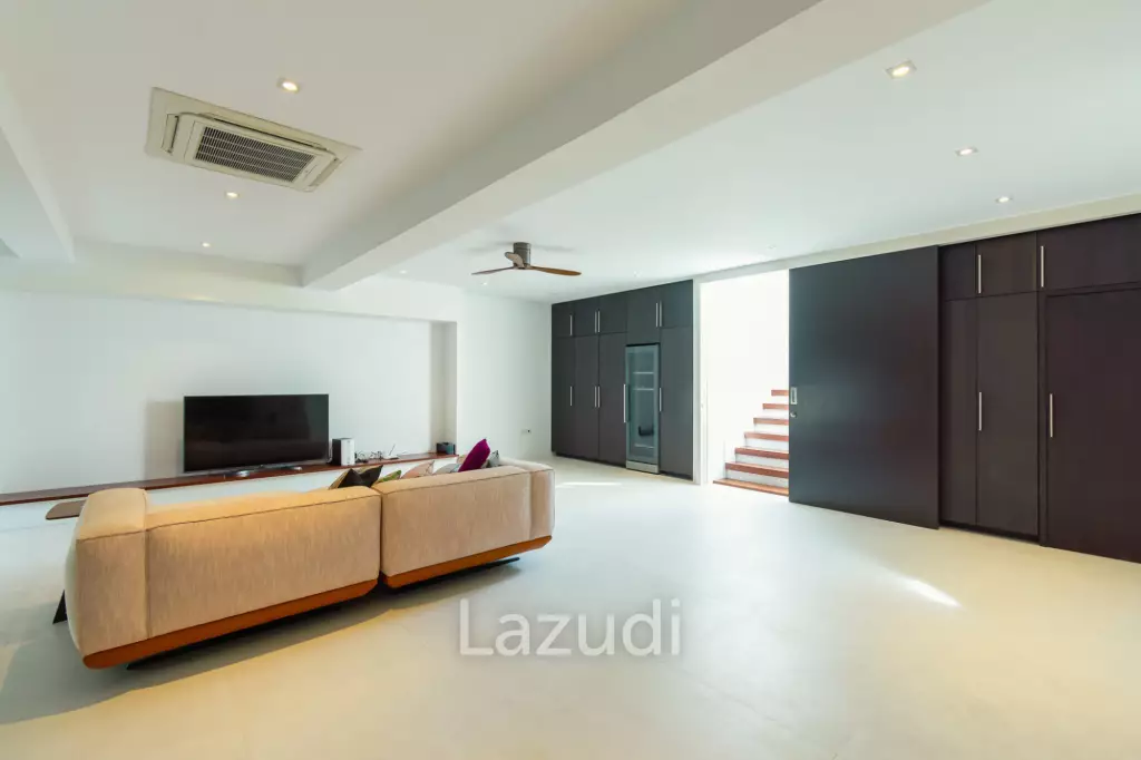 BLACK MOUNTAIN :  Luxurious 4 Storey 6 Bed Pool Villa on the Golf Course