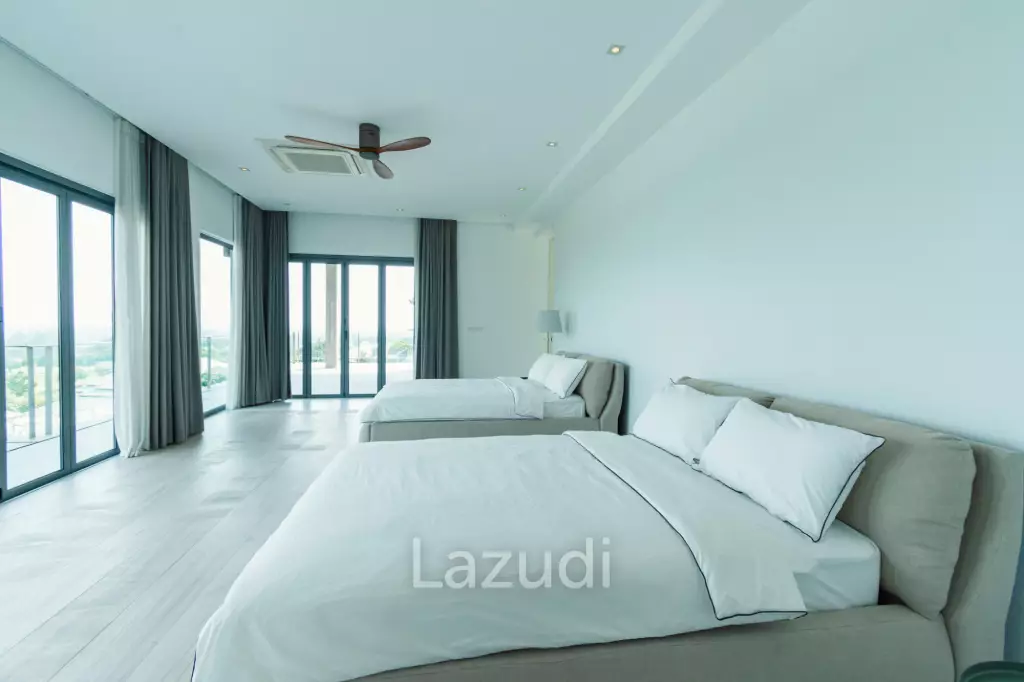 BLACK MOUNTAIN :  Luxurious 4 Storey 6 Bed Pool Villa on the Golf Course