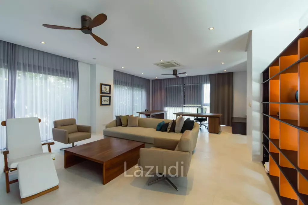 BLACK MOUNTAIN :  Luxurious 4 Storey 6 Bed Pool Villa on the Golf Course