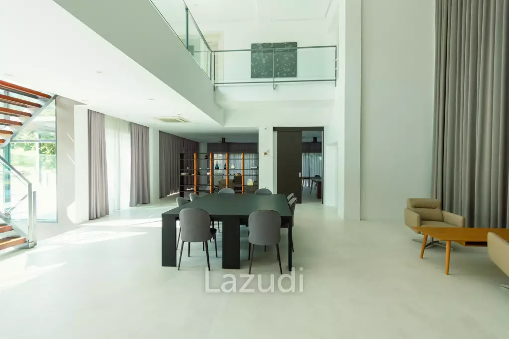 BLACK MOUNTAIN :  Luxurious 4 Storey 6 Bed Pool Villa on the Golf Course