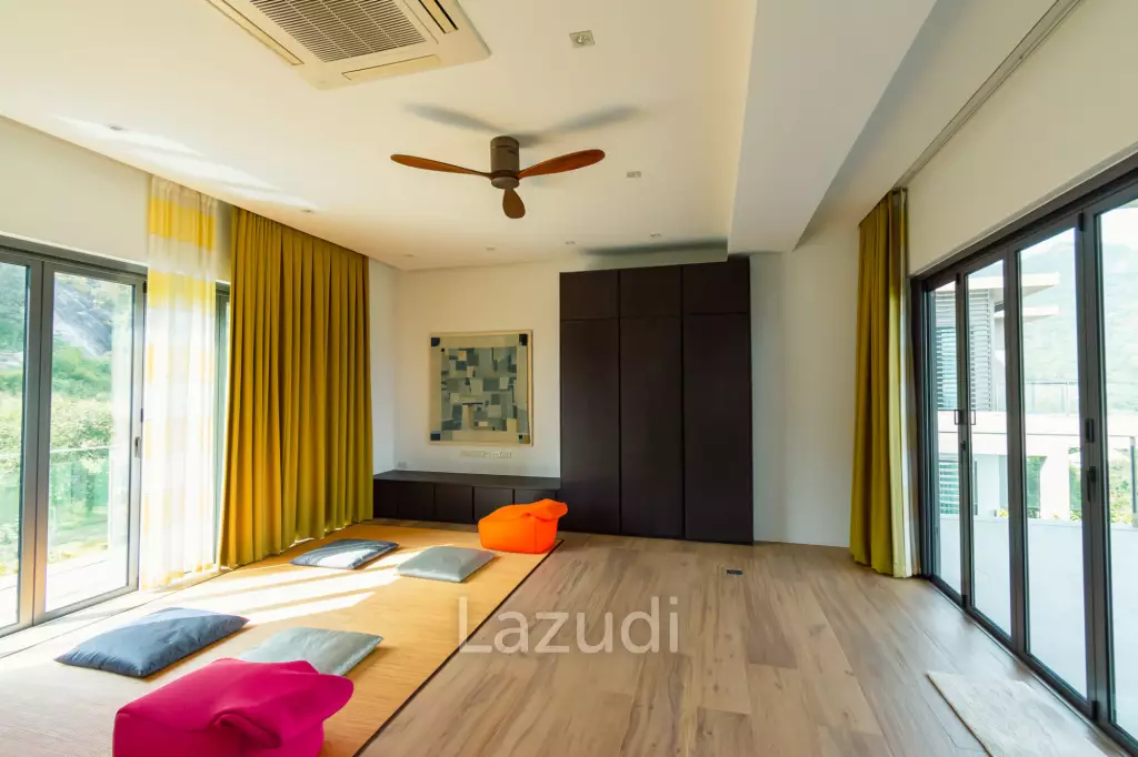 BLACK MOUNTAIN :  Luxurious 4 Storey 6 Bed Pool Villa on the Golf Course