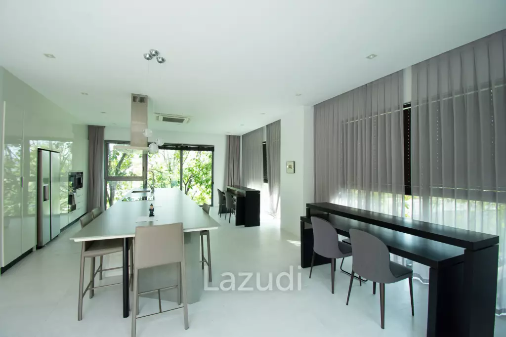 BLACK MOUNTAIN :  Luxurious 4 Storey 6 Bed Pool Villa on the Golf Course