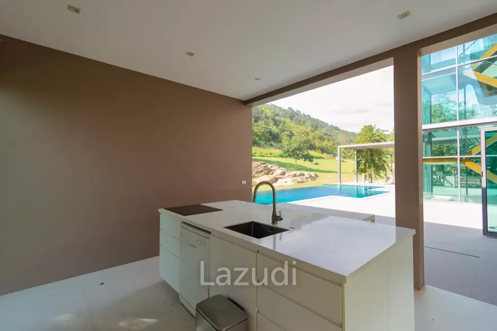 BLACK MOUNTAIN :  Luxurious 4 Storey 6 Bed Pool Villa on the Golf Course