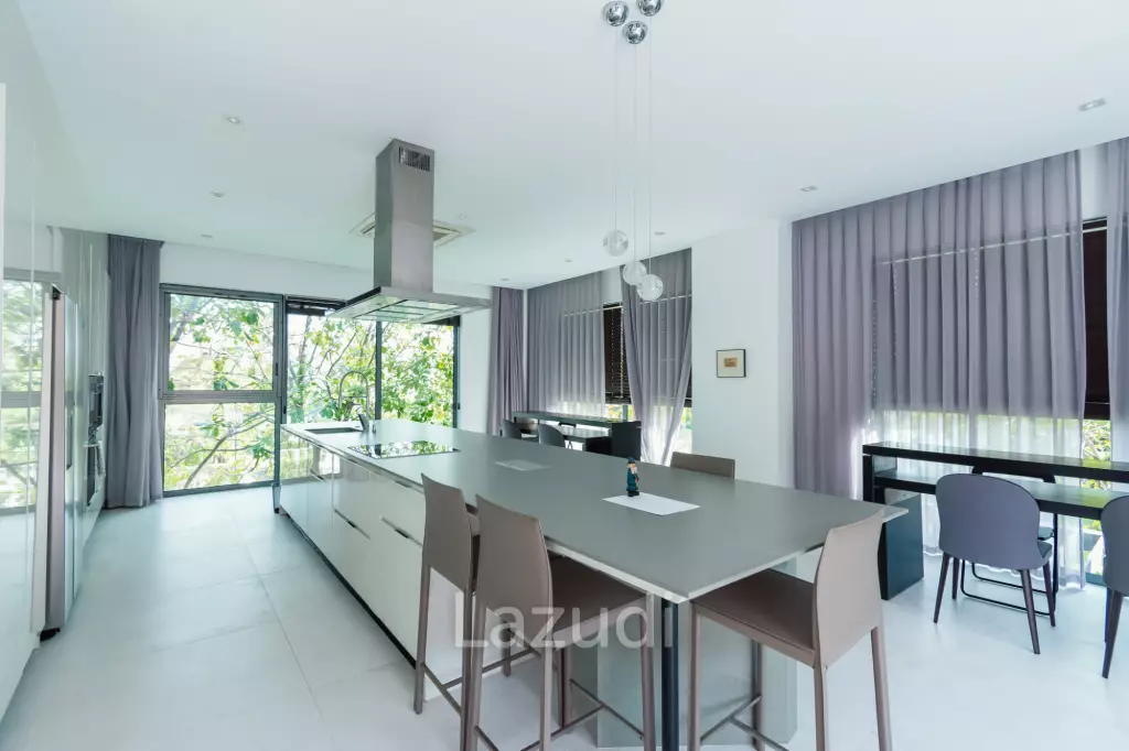 BLACK MOUNTAIN :  Luxurious 4 Storey 6 Bed Pool Villa on the Golf Course