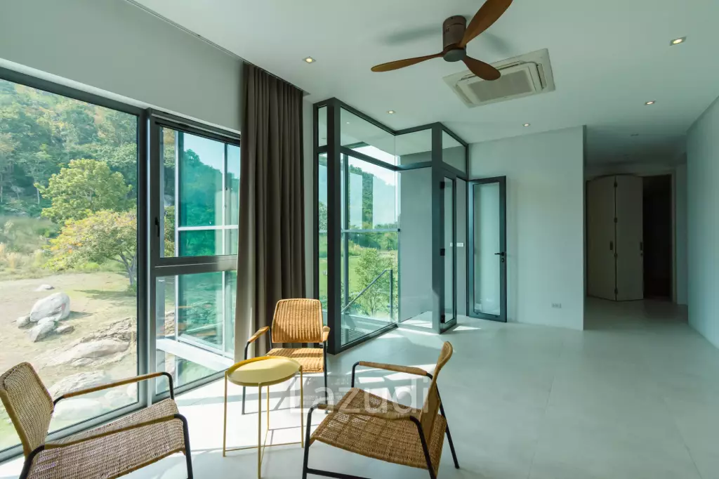 BLACK MOUNTAIN :  Luxurious 4 Storey 6 Bed Pool Villa on the Golf Course