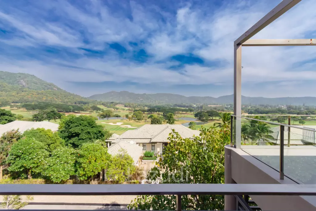 BLACK MOUNTAIN :  Luxurious 4 Storey 6 Bed Pool Villa on the Golf Course