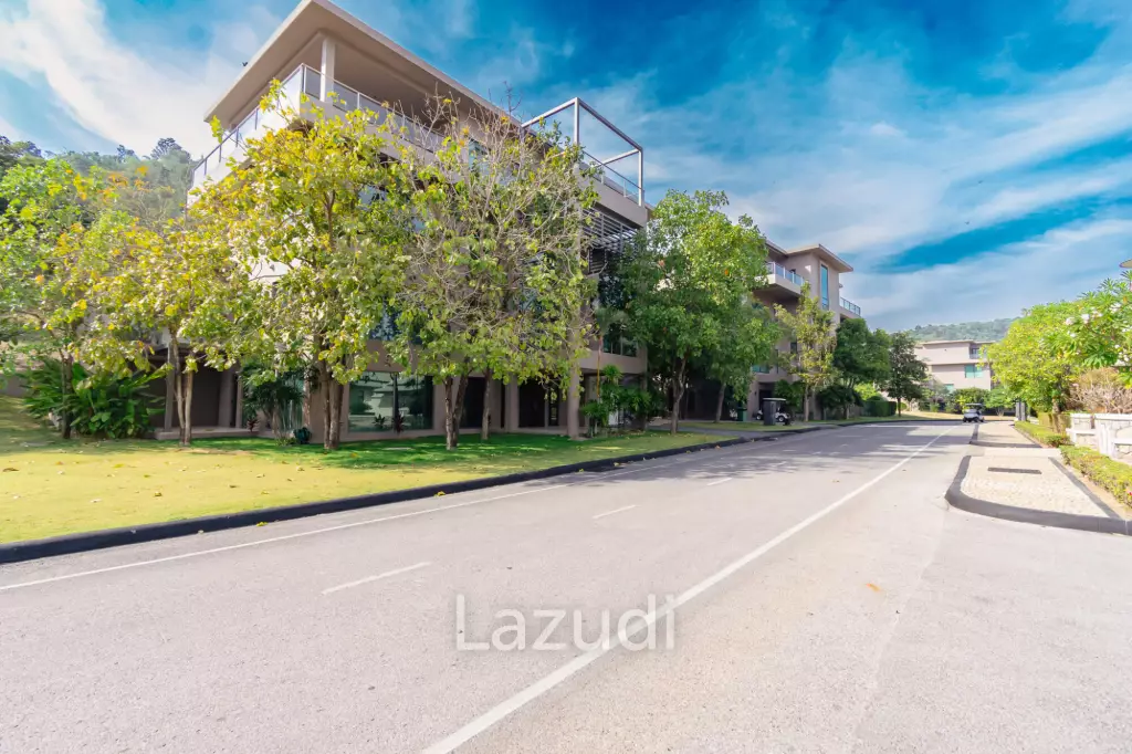 BLACK MOUNTAIN :  Luxurious 4 Storey 6 Bed Pool Villa on the Golf Course