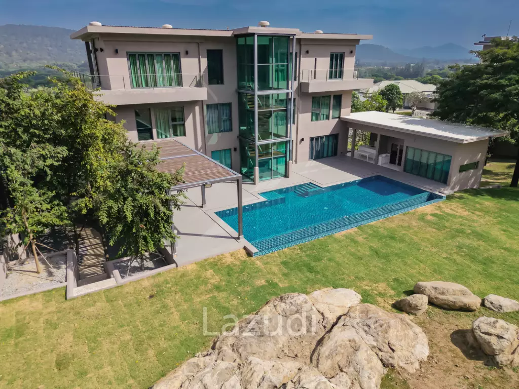 BLACK MOUNTAIN :  Luxurious 4 Storey 6 Bed Pool Villa on the Golf Course