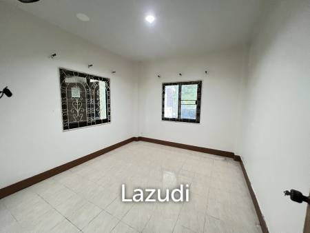 3 Bedrooms  Single-Storey House Near To The City