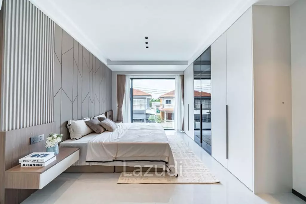 6 Beds 7 Baths 230 SQ.M. Eakmongkol Thepprasit