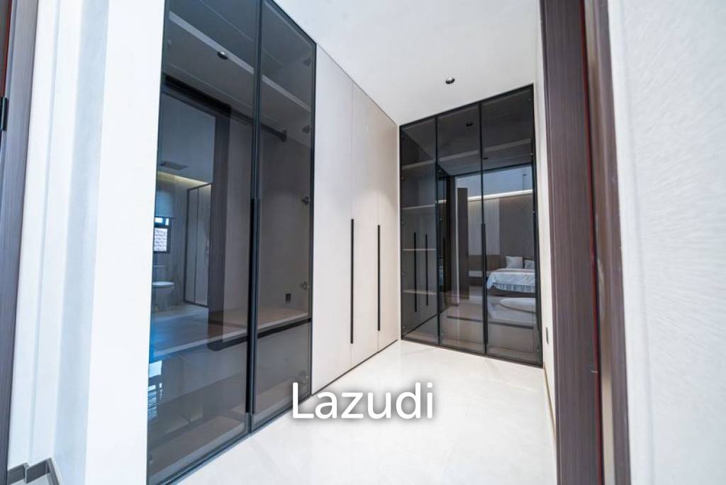 6 Beds 7 Baths 230 SQ.M. Eakmongkol Thepprasit