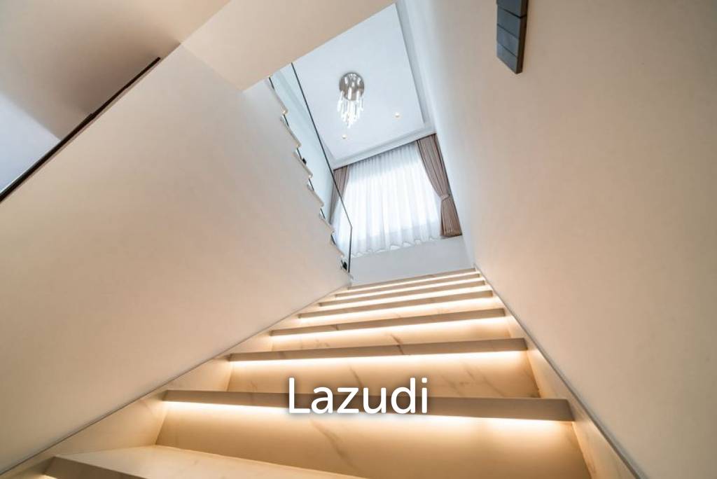 6 Beds 7 Baths 230 SQ.M. Eakmongkol Thepprasit