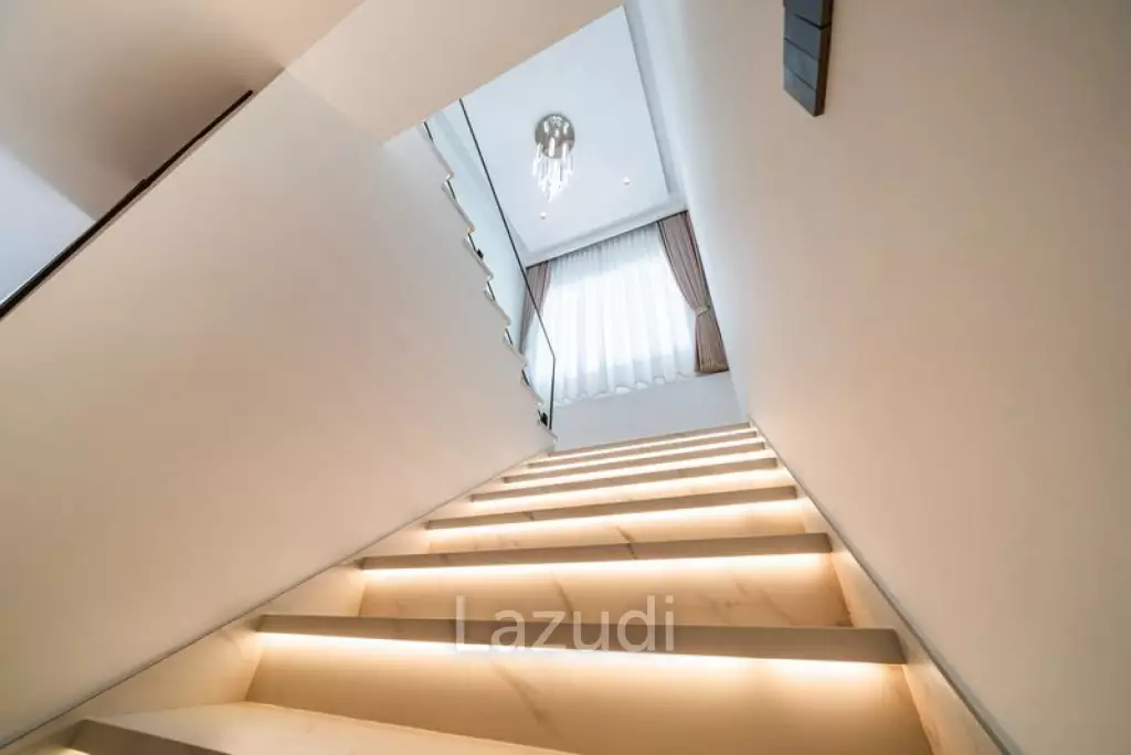 6 Beds 7 Baths 230 SQ.M. Eakmongkol Thepprasit