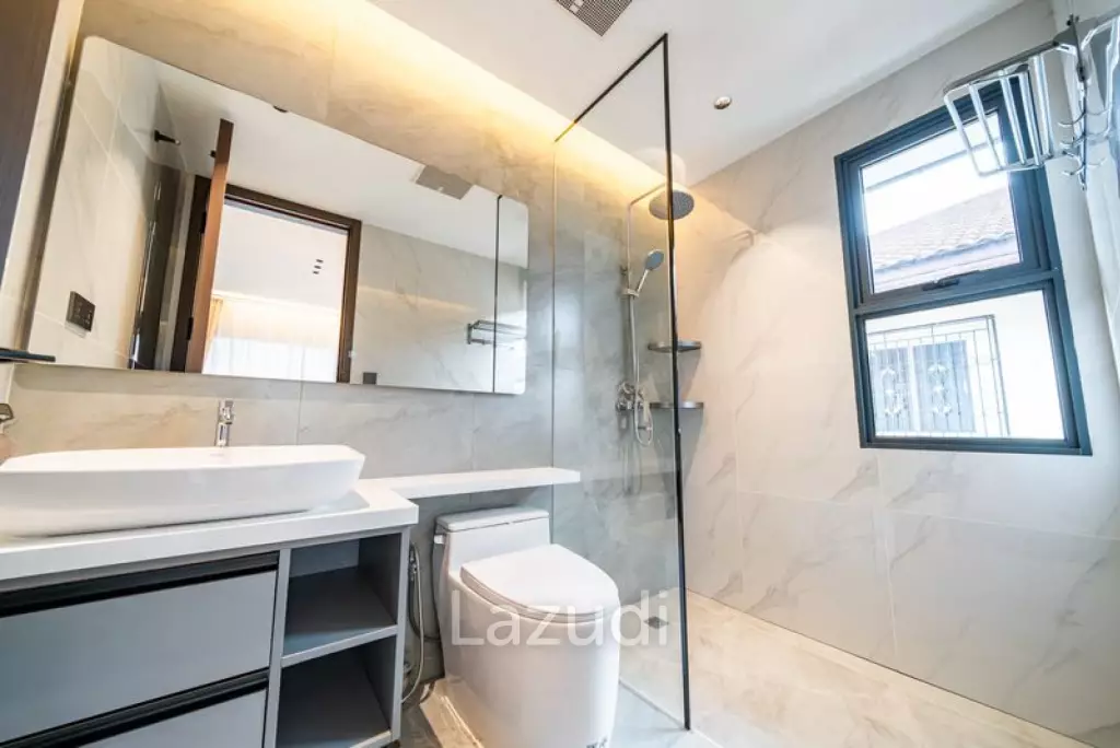 6 Beds 7 Baths 230 SQ.M. Eakmongkol Thepprasit