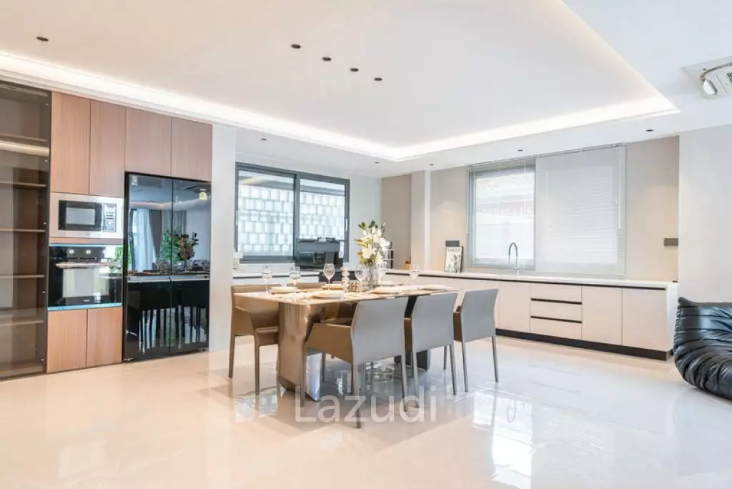 6 Beds 7 Baths 230 SQ.M. Eakmongkol Thepprasit