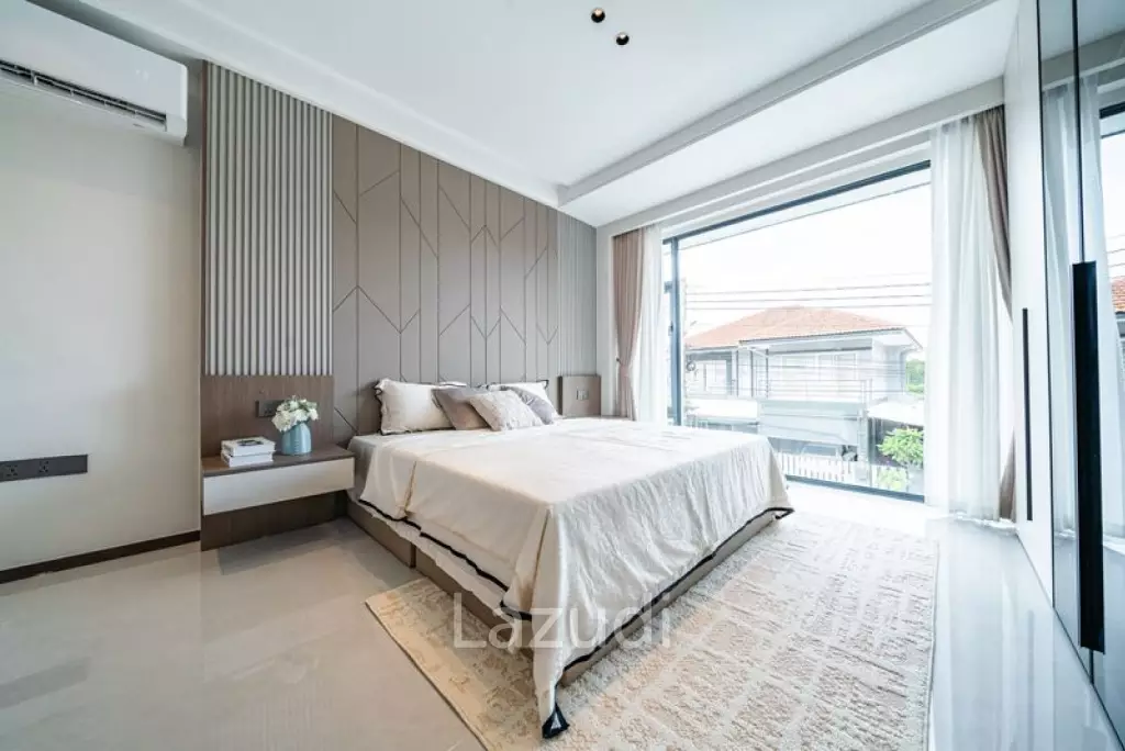 6 Beds 7 Baths 230 SQ.M. Eakmongkol Thepprasit