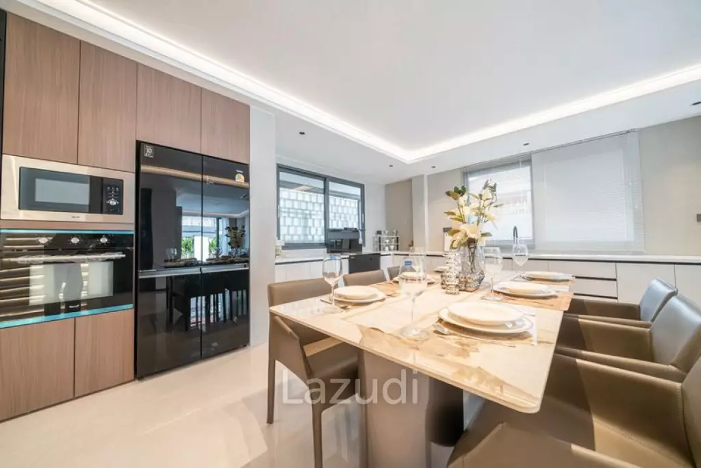 6 Beds 7 Baths 230 SQ.M. Eakmongkol Thepprasit