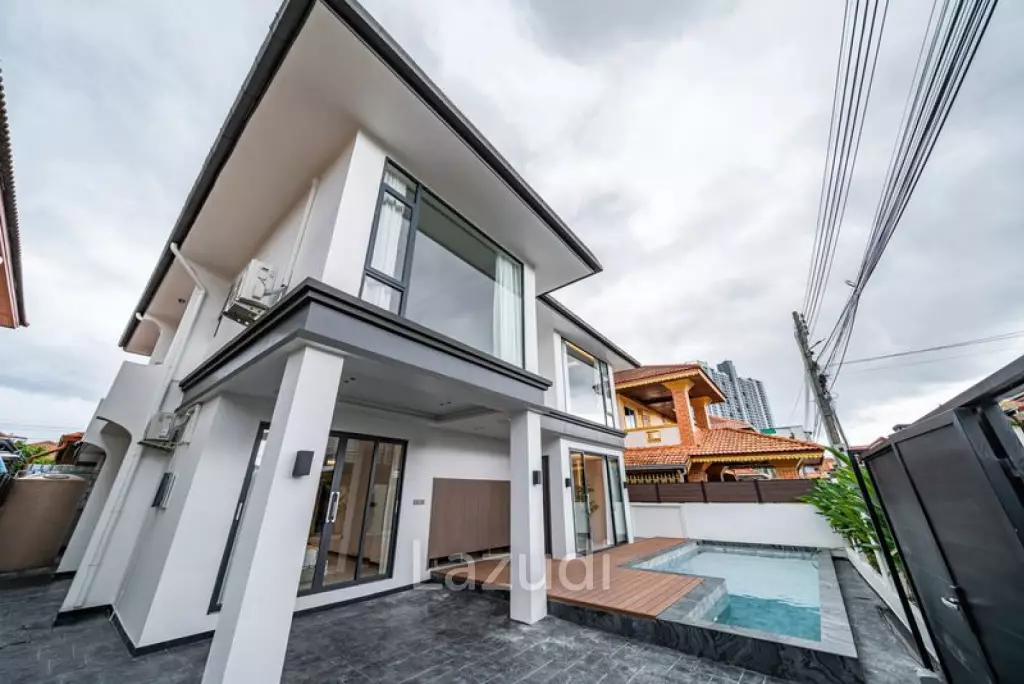 6 Beds 7 Baths 230 SQ.M. Eakmongkol Thepprasit