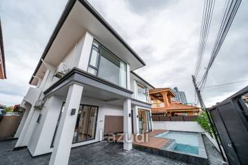 6 Beds 7 Baths 230 SQ.M. Eakmongkol Thepprasit