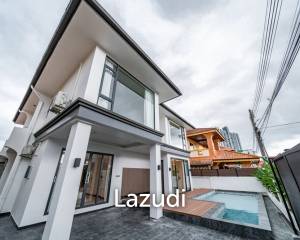 6 Beds 7 Baths 230 SQ.M. Eakmongkol Thepprasit