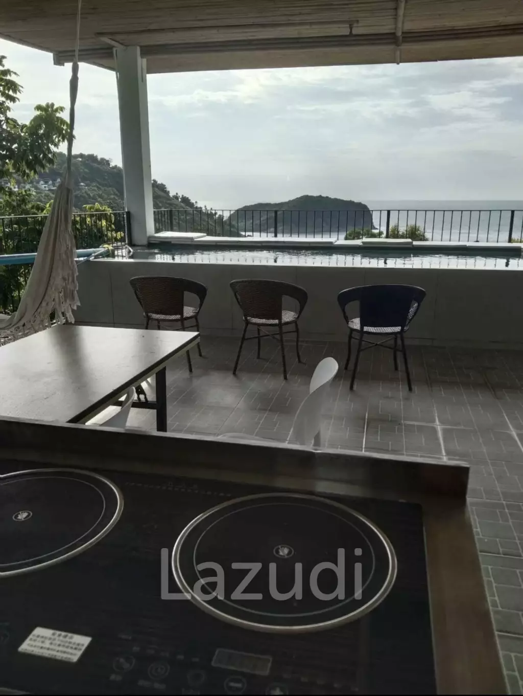Sea View Building - Just 200m from the beach!