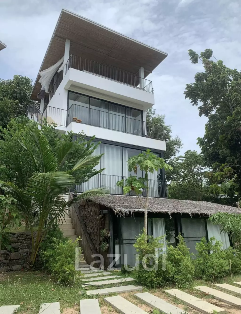 Sea View Building - Just 200m from the beach!