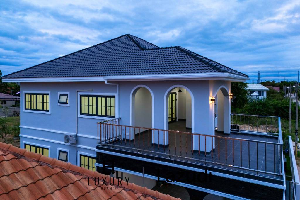 วิลล่าสองชั้น 4 ห้องนอนพร้อมสระว่ายน้ำในซอยหัวหิน 102