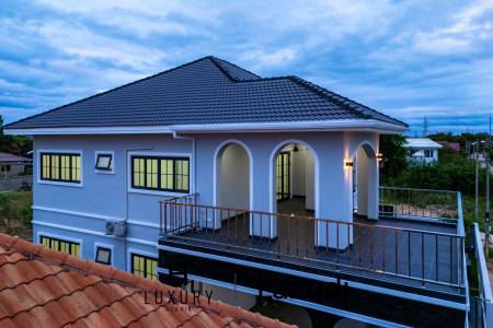 วิลล่าสองชั้น 4 ห้องนอนพร้อมสระว่ายน้ำในซอยหัวหิน 102