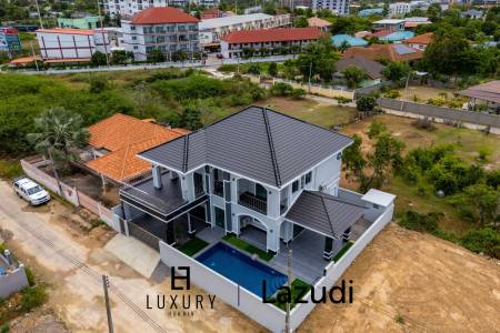 วิลล่าสองชั้น 4 ห้องนอนพร้อมสระว่ายน้ำในซอยหัวหิน 102