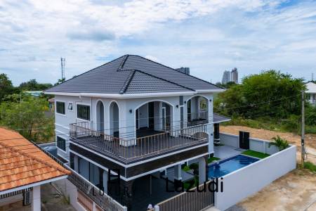 วิลล่าสองชั้น 4 ห้องนอนพร้อมสระว่ายน้ำในซอยหัวหิน 102