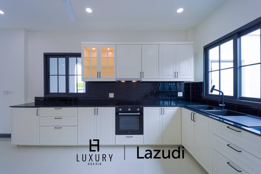 วิลล่าสองชั้น 4 ห้องนอนพร้อมสระว่ายน้ำในซอยหัวหิน 102